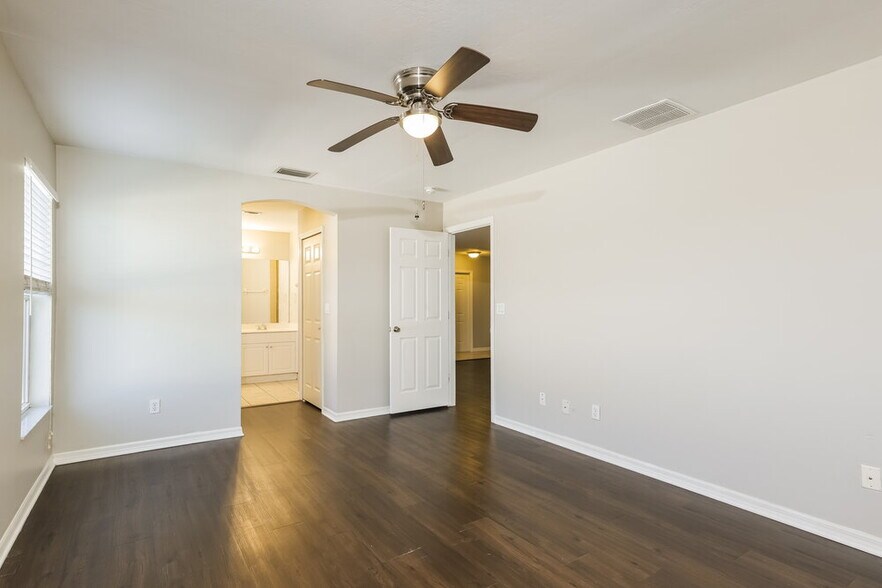 Building Photo - 1310 SW 13th Terrace