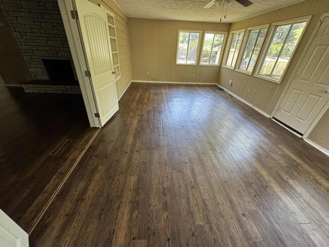 Building Photo - Cute 3 bedroom house in southwest Springfi...