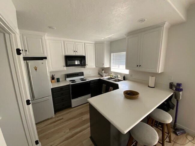 Building Photo - Updated Charleston Heights Townhome