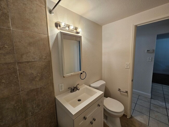 Building Photo - Franklin Triplex - Golden Dev