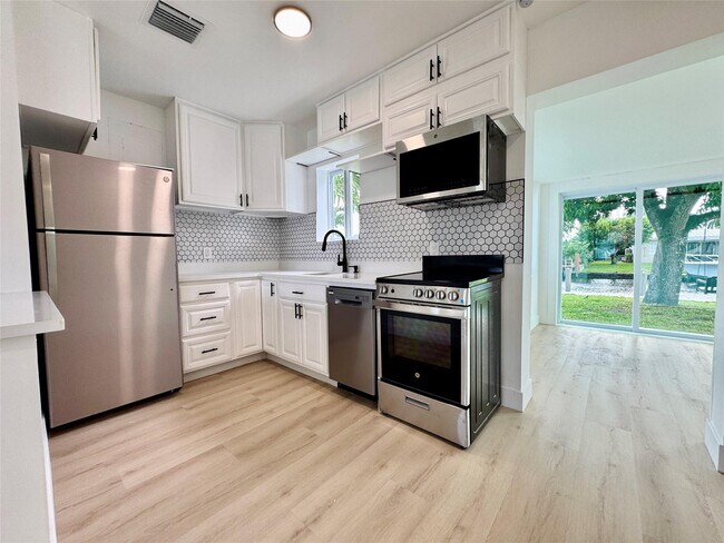 Building Photo - 1008 Mango Isle