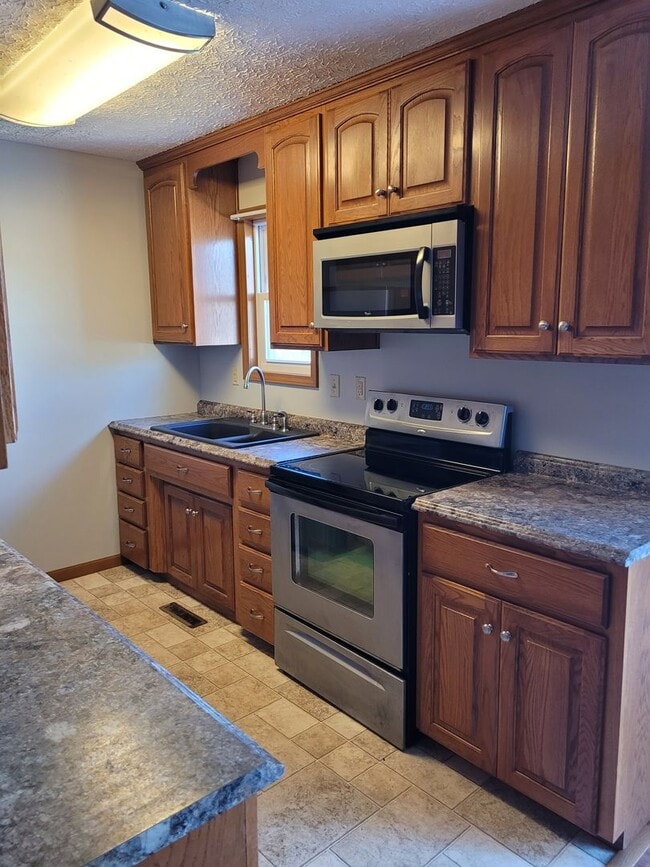 Building Photo - Available December 21st! SPACIOUS & PET FR...