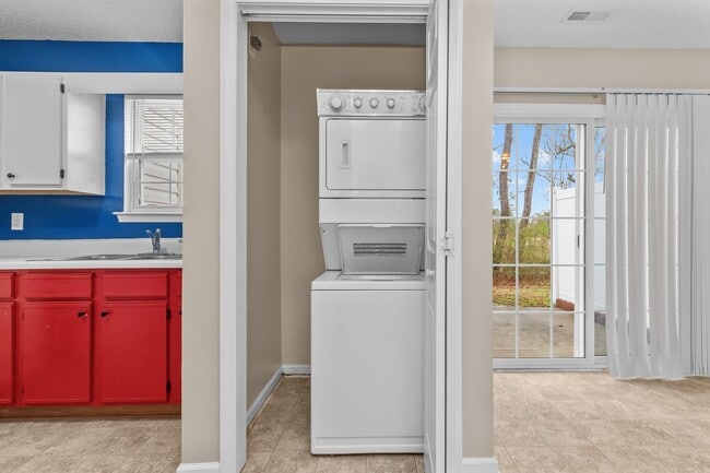 Building Photo - 2 Bed 2.5 Bath Townhome