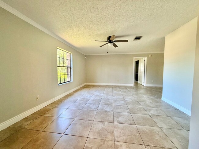 Building Photo - Spacious Home with Large Yard and Central Location! Close to Major Shopping and Dining!