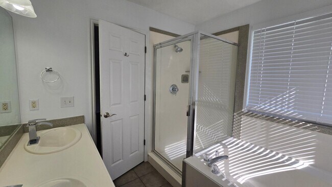 Building Photo - 6911 Hunter Dawn Way