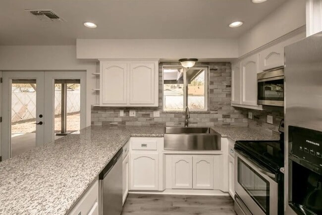 Building Photo - Remodeled 4-Bedroom Home in the Heart of K...