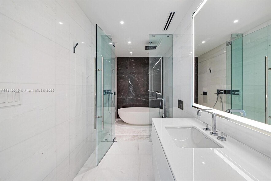 Building Photo - 300 Biscayne Boulevard Way
