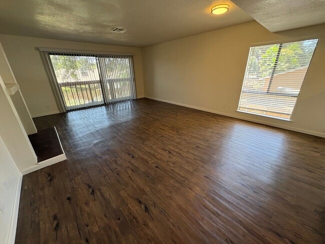 Building Photo - Upstairs Apartment Rent Ready!