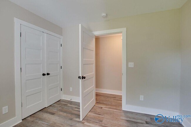 Building Photo - 213 Drake Ave SW