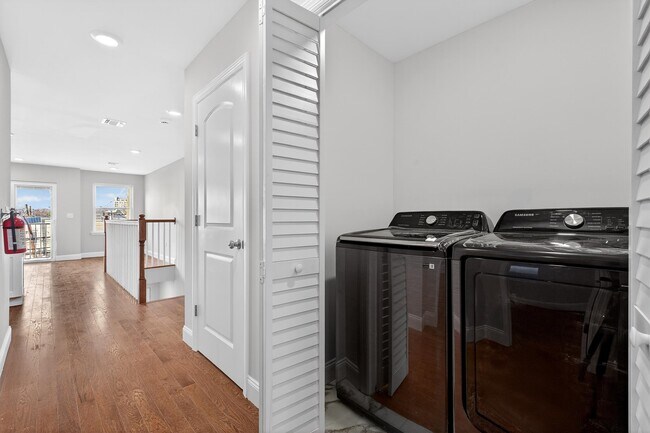 Building Photo - 40 E 5th St