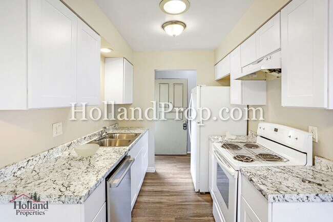 Building Photo - Charming 3-Bedroom Duplex with Fenced Yard, Fireplace & Garage Near Hwy 26!