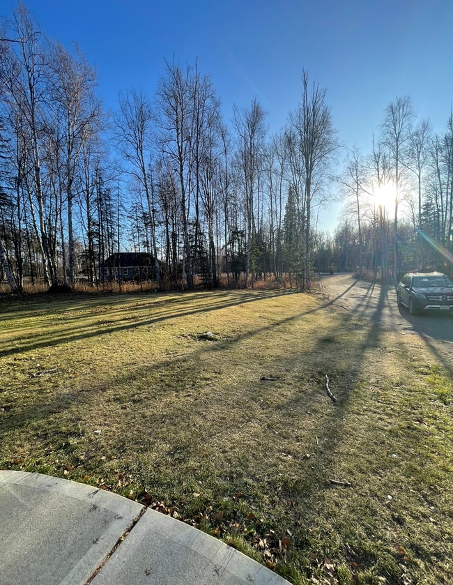 Building Photo - Private and conveniently located 3 bedroom...