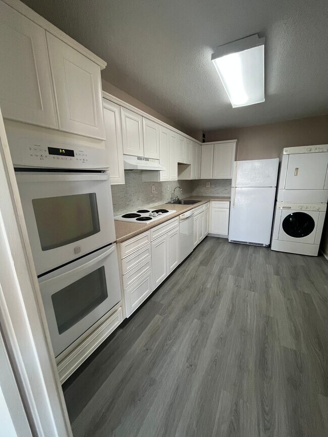 Building Photo - 203 Yoakum Pkwy