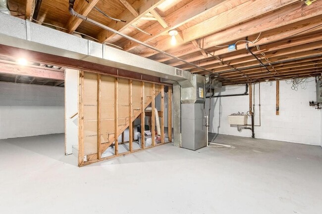 Building Photo - 361 E North St