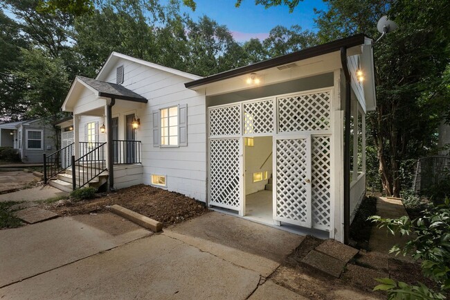 Building Photo - Charming 1BR Duplex in Jackson