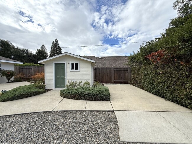 Building Photo - Secluded 2bd/1ba Carmichael Charmer near S...
