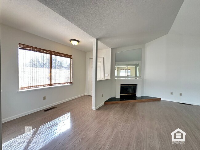 Building Photo - 2BD/2BA Duplex, Close to Downtown Sonoma!