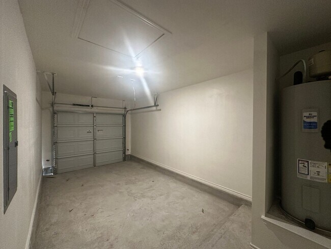 Building Photo - 3 Bedroom and 2 Full bathroom Duplex in Co...