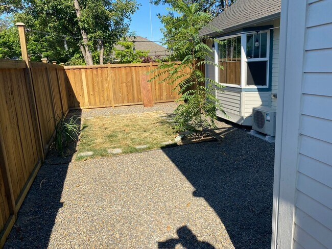 Building Photo - 3 Bedroom 2 bath home Whiteaker home near parks