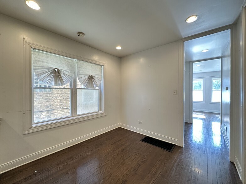 Building Photo - 1621 N McVicker Ave