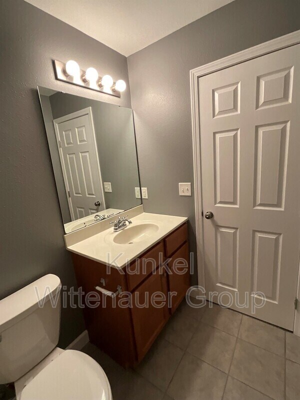 Building Photo - 700 Fountain View Dr