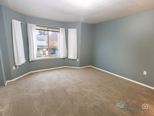 Building Photo - 5215 SE Pardee St
