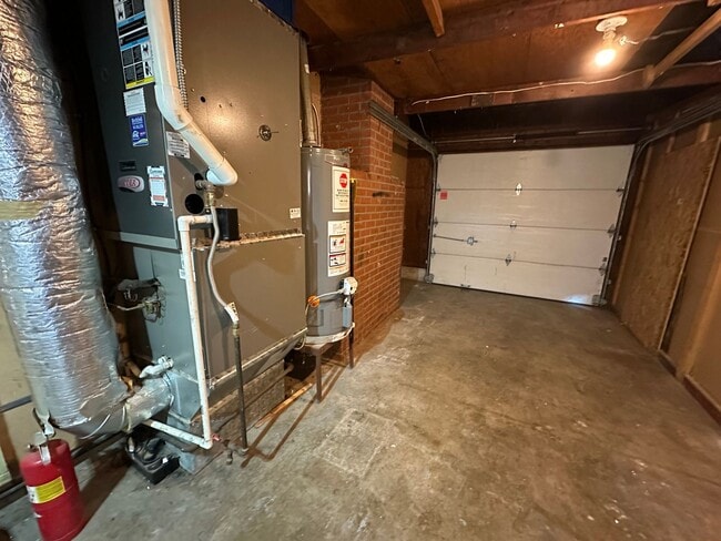Building Photo - Very Clean 3 Bedroom 1 Bath Home With Cent...