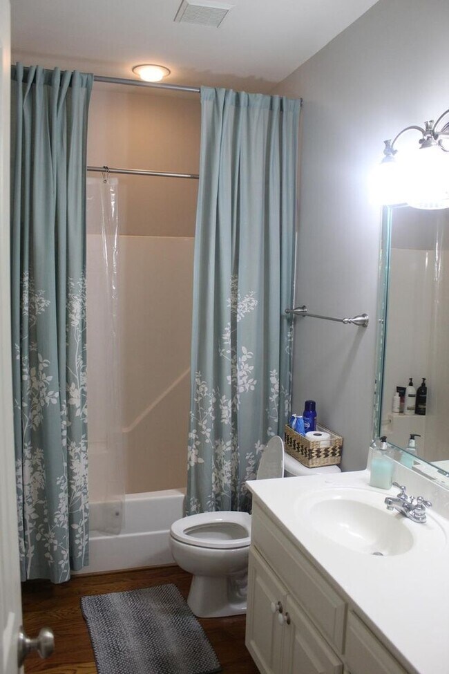 Building Photo - 4 Bedroom Single Family Home in Nashville