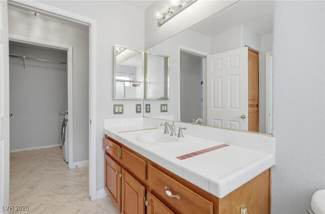 Building Photo - 2001 Madagascar Ln