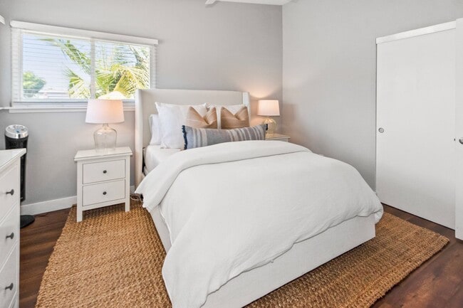 Building Photo - Long Term Unfurnished Rental available a f...