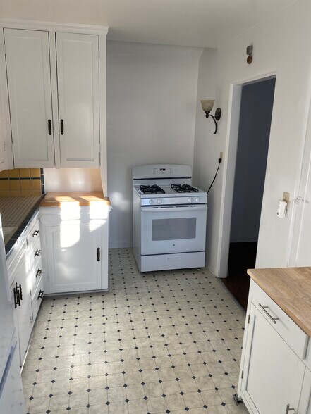 Building Photo - 10343 Dunkirk Ave