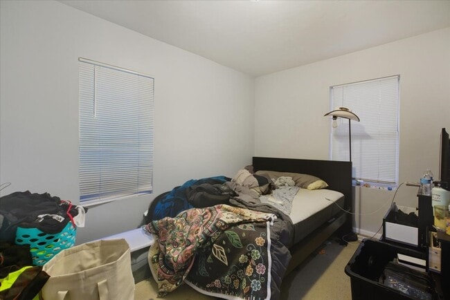 Building Photo - 518 N May St