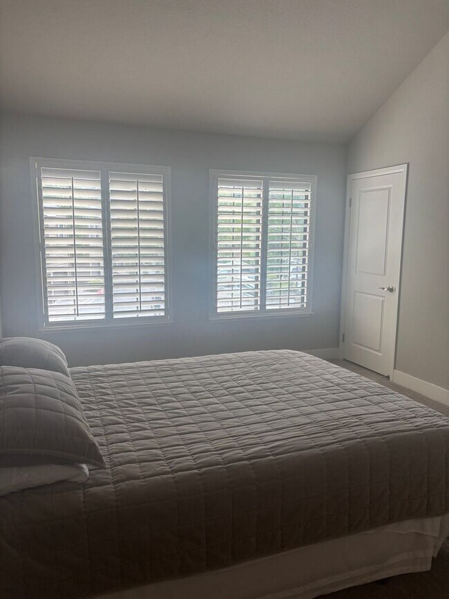 Building Photo - Stunning One-Bedroom Condo in Desirable Co...