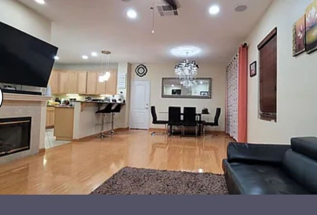 Building Photo - Stunning Community