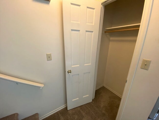 Building Photo - Spacious 3 Bedroom 1.5 Bath Duplex