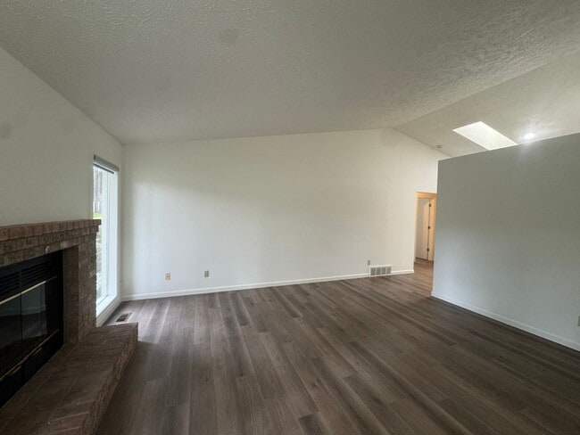 Building Photo - 6920 N Old Fort Dr