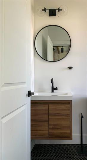 Building Photo - Charming Newly Renovated Down Stairs Apartment in the Heart of Downtown Winchester