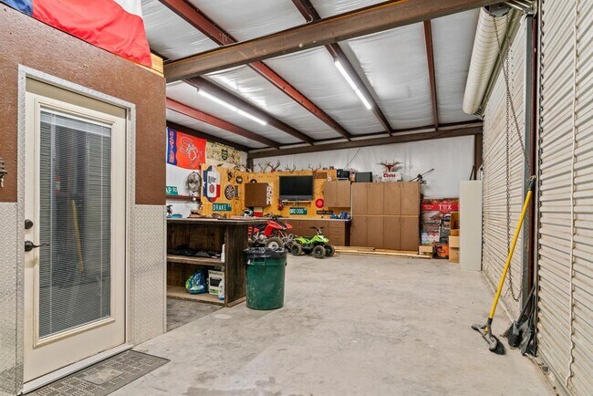 Building Photo - 2610 Co Rd 255