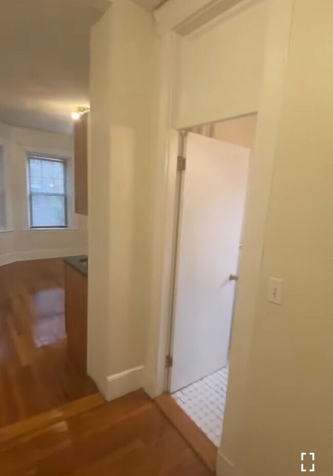 Building Photo - 3-bed w/ H+HW on GL-B