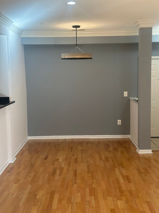 Building Photo - 4860 Eisenhower Ave