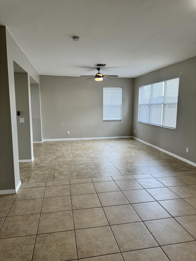 Building Photo - 1722 NW 5th St