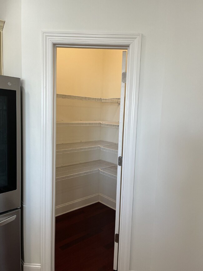 Building Photo - "Charming 4-Bed Home with Guest Suite & Gr...