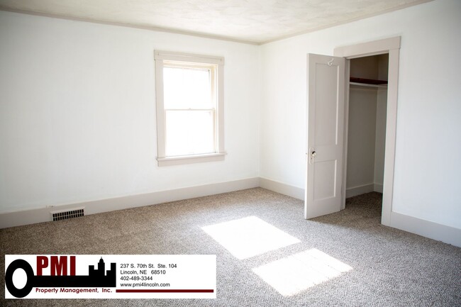 Building Photo - 4 Bedroom, 1.5 bathroom House For Rent; Av...