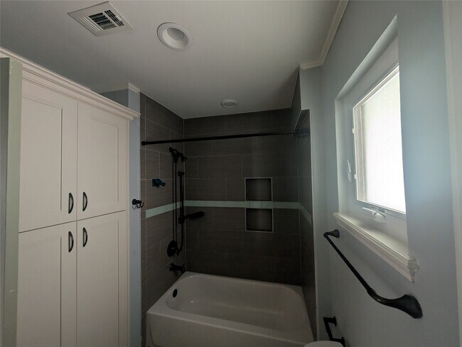 Building Photo - 4034 Shady Springs Dr