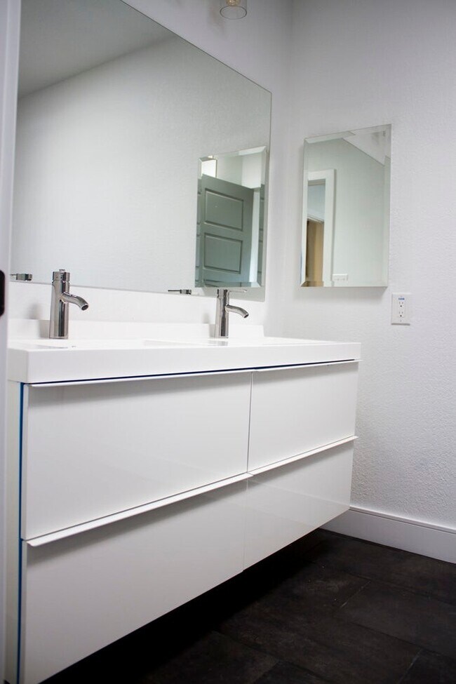 Building Photo - Gorgeous 2 bedroom, 2 bathroom second floo...