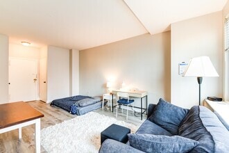 Building Photo - Spacious & Bright Studio at River Place East