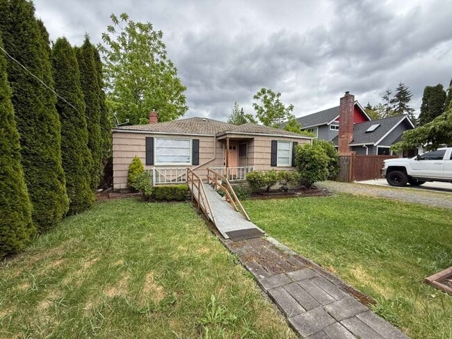 Building Photo - 3 Bedroom 1 Bathroom Greenwood Home!