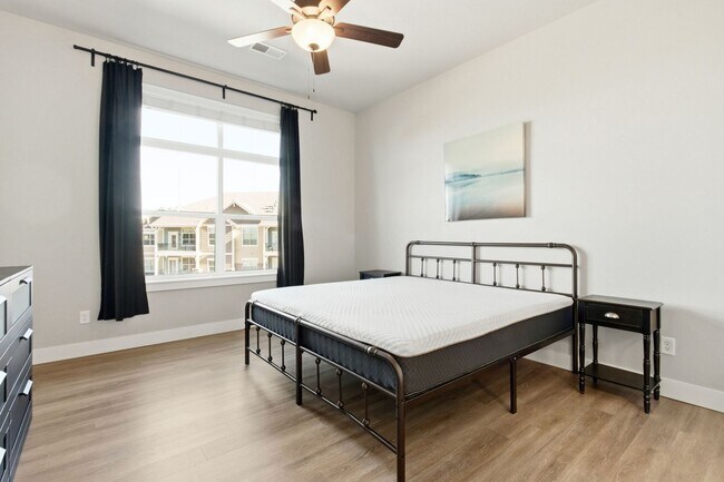 Building Photo - Bright and Modern Condo in Ideal Location ...