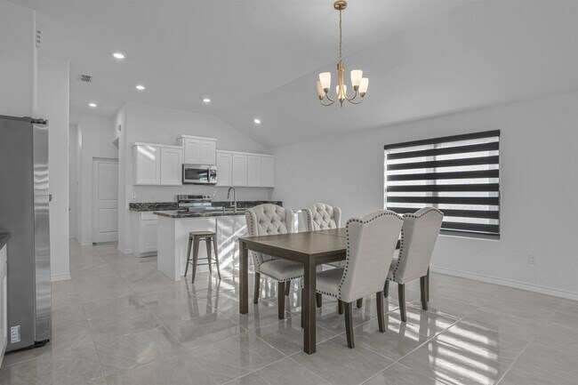 Building Photo - 5428 Encanto Dr