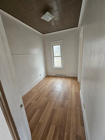 Building Photo - 402 Oak St